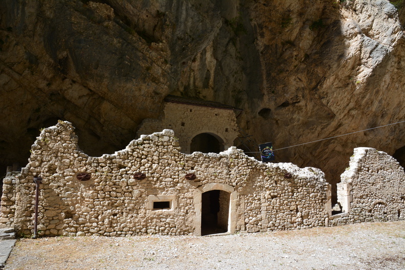 Abbaye de San Martino in Valle_03.jpg